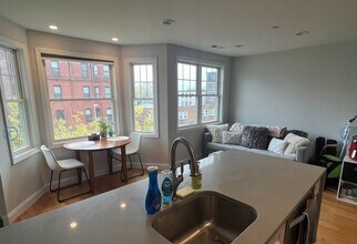375 Dorchester St, Unit 3 in Boston, MA - Foto de edificio - Building Photo