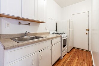 951 W Cornelia Ave, Unit 2D in Chicago, IL - Foto de edificio - Building Photo