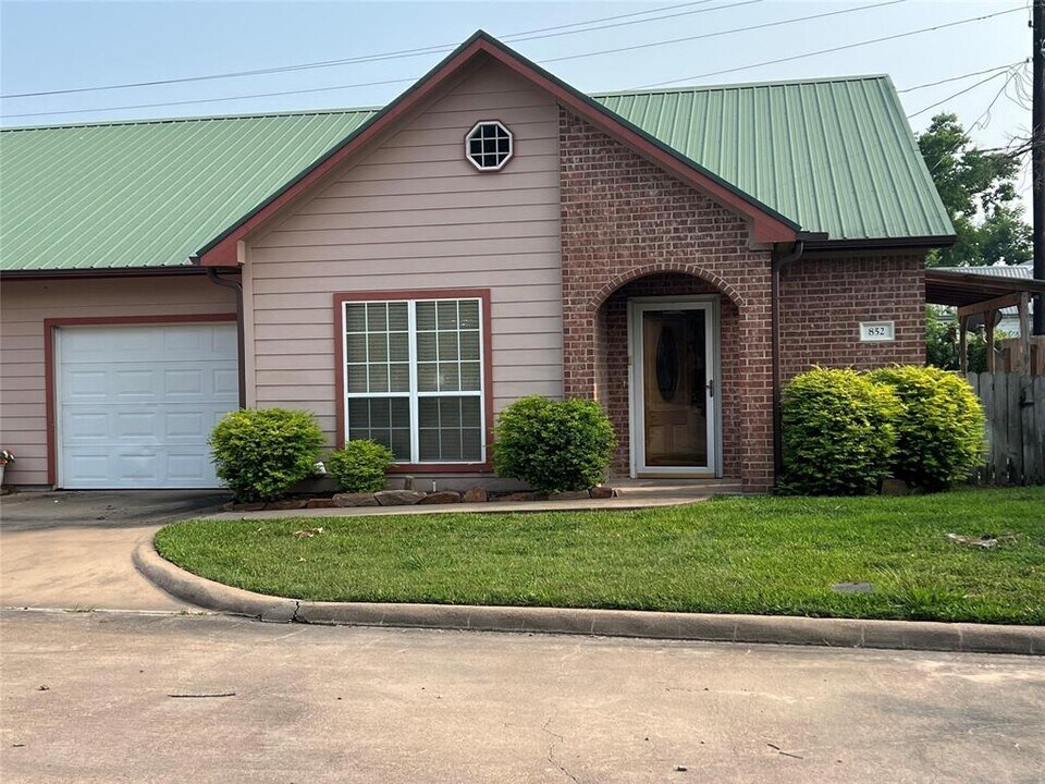 852 Tangle Oaks Dr in Bellville, TX - Building Photo