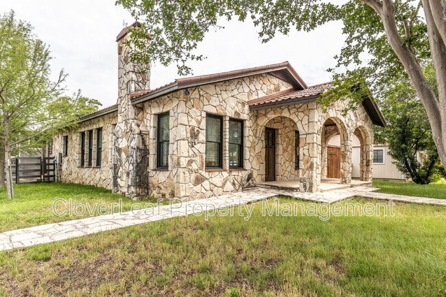 1398 Jackson St in New Braunfels, TX - Foto de edificio - Building Photo