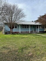 200 S 4th St in Lumberton, MS - Building Photo