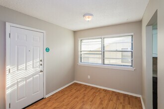 2614 Chevy Chase Dr in Irving, TX - Foto de edificio - Building Photo