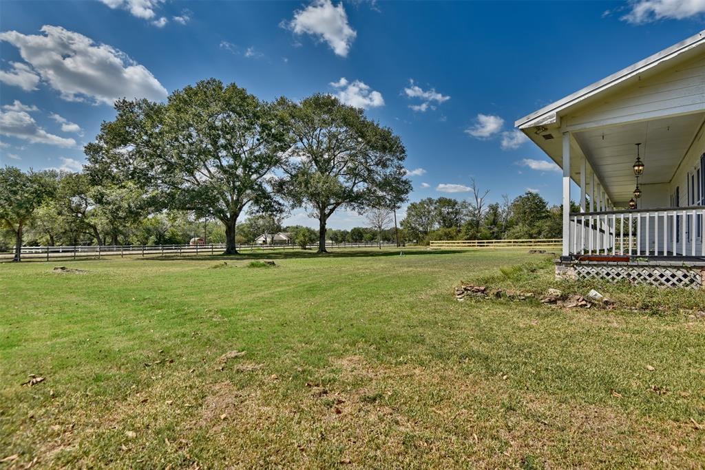 609 Piney Creek Rd in Bellville, TX - Building Photo