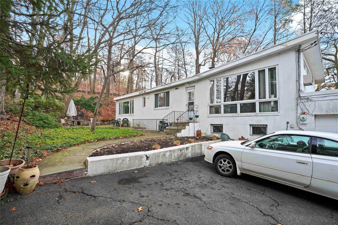 28 Sprain Valley Rd in Scarsdale, NY - Building Photo