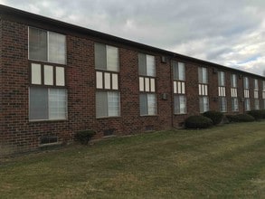 Hampton Square in Allen Park, MI - Foto de edificio - Building Photo