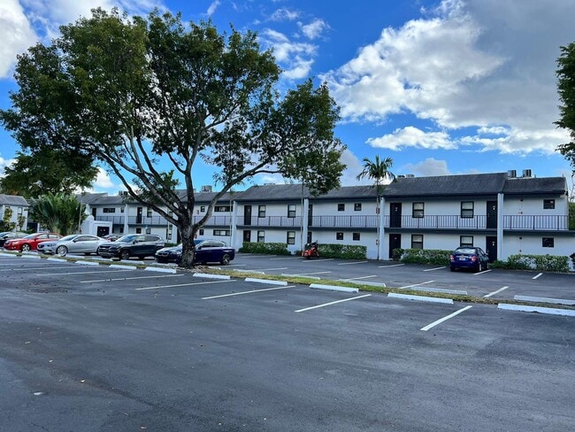 Colonial Village - 7550 Stirling Rd in Hollywood, FL - Foto de edificio - Building Photo