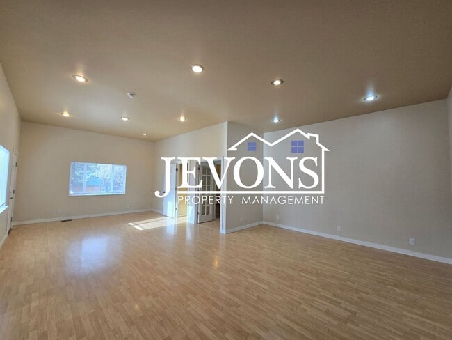 property at 503 N 33rd St