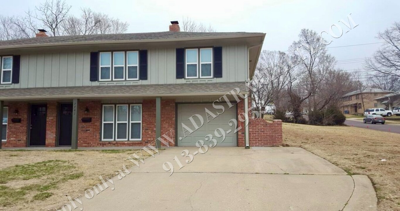 7739 Kessler Ln in Overland Park, KS - Foto de edificio