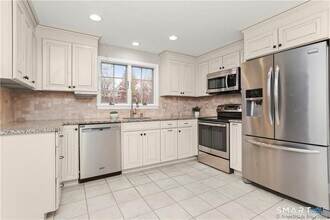 608 Stillson Rd in Fairfield, CT - Building Photo - Building Photo