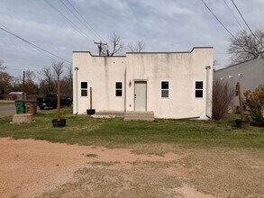 302 E Sandstone St in Llano, TX - Foto de edificio - Building Photo