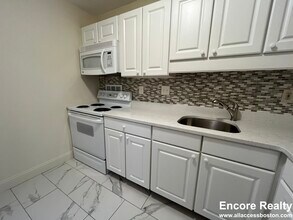 101 Monmouth St, Unit 618 in Brookline, MA - Building Photo - Building Photo