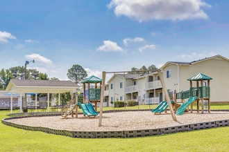 Patriot Point Apartment Homes in Spring Lake, NC - Foto de edificio - Building Photo