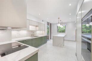 737 Crandon Blvd in Key Biscayne, FL - Building Photo