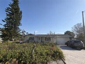 100 Boca Ciega Dr in Madeira Beach, FL - Building Photo - Building Photo