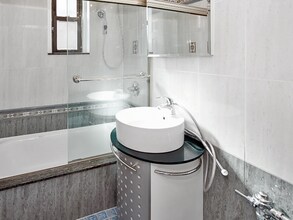 33-04 Junction Blvd, Unit APT 4W in Queens, NY - Foto de edificio - Building Photo