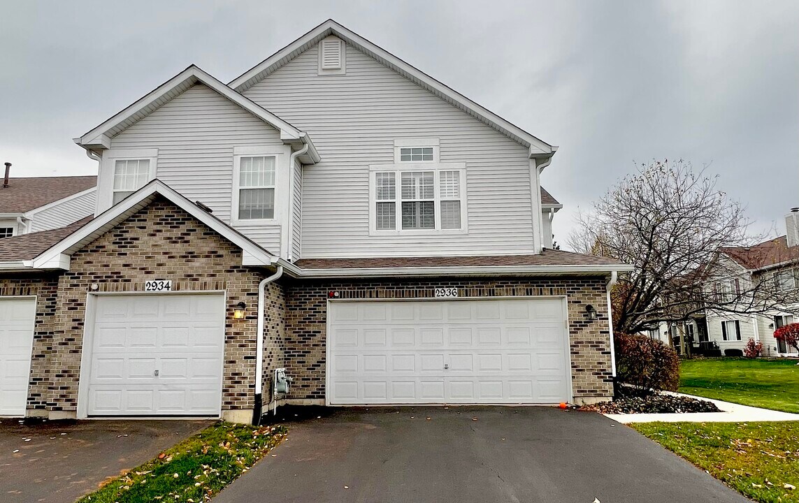 2936 Kentshire Cir in Naperville, IL - Building Photo