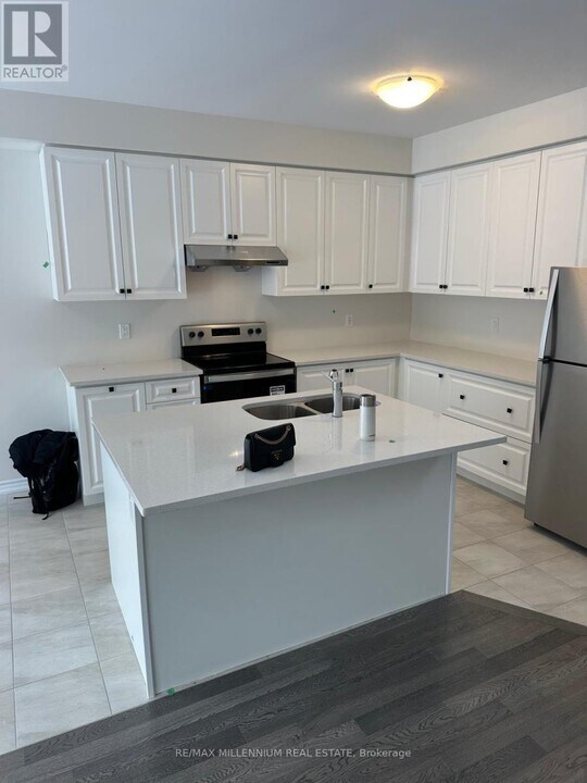 20 Lipscott Dr in Caledon, ON - Building Photo