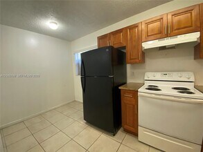 4033 Lakeside Dr in Tamarac, FL - Building Photo - Building Photo