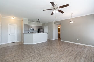 Lakeside 121 Apartments in Lewisville, TX - Foto de edificio - Interior Photo