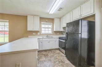 4862 Ozment Tr in Stonecrest, GA - Foto de edificio - Building Photo