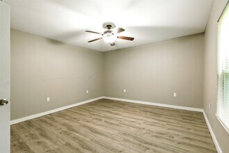 1718 N Travis Ave in Cleveland, TX - Foto de edificio - Building Photo