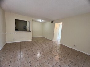 1025 Twin Lakes Dr in Coral Springs, FL - Building Photo - Building Photo