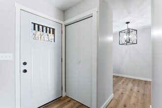 351 W Eagle Lake Dr in Maple Grove, MN - Building Photo - Building Photo