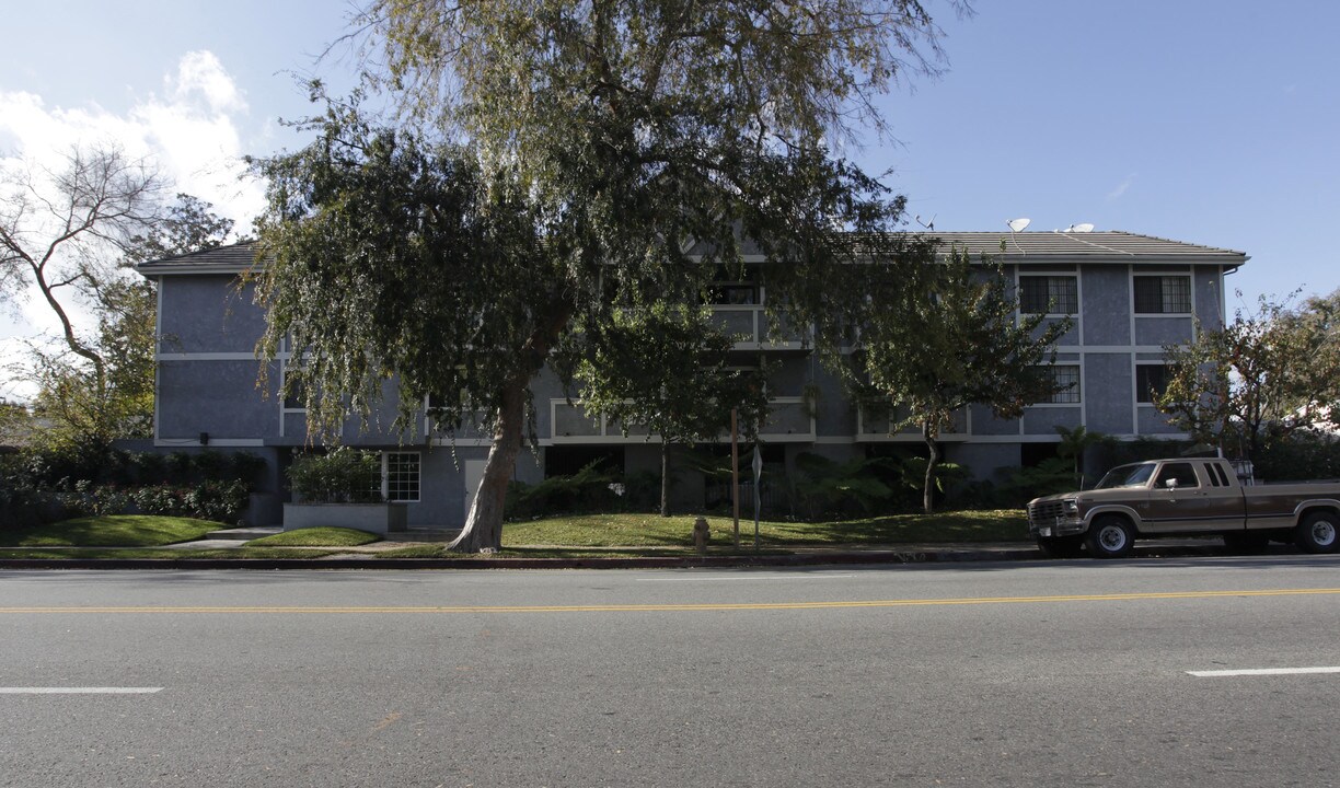 6645 Coldwater Canyon Ave in North Hollywood, CA - Foto de edificio