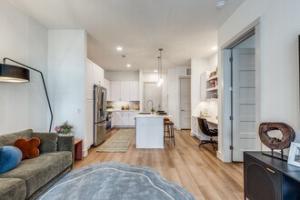 Lenox Heights in Houston, TX - Building Photo - Building Photo