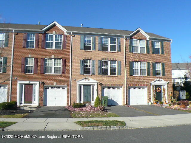 32 Saxton Rd in Farmingdale, NJ - Building Photo