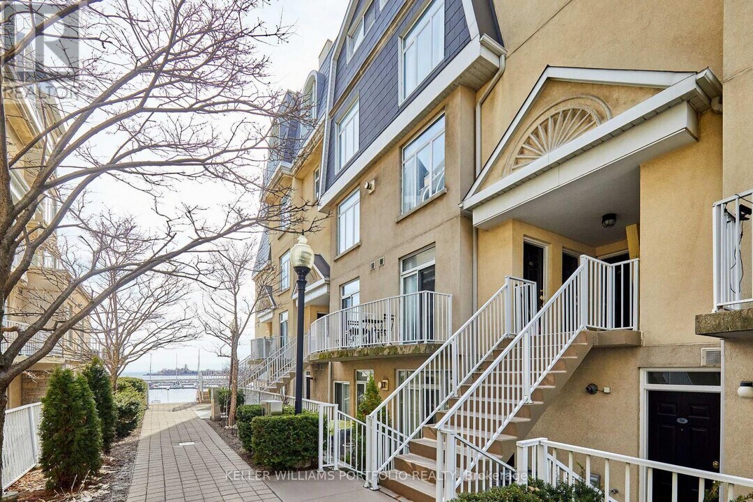 32 Stadium Rd in Toronto, ON - Building Photo