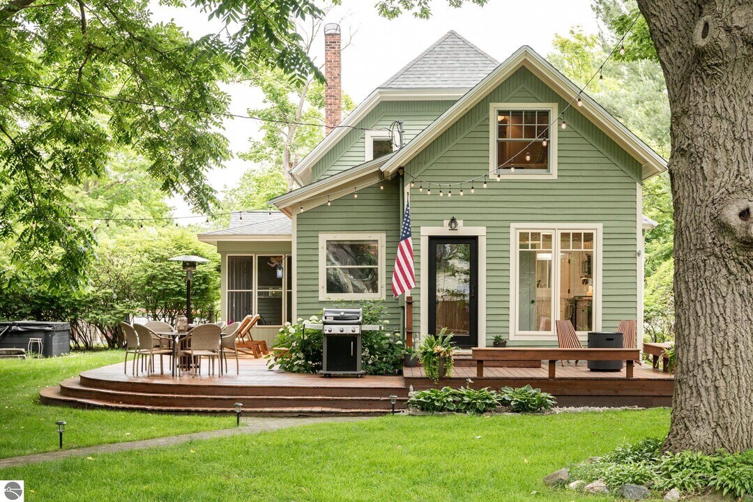 828 Washington St in Traverse City, MI - Building Photo