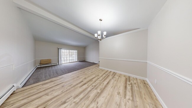 Lofts & Townhomes @ International Apartments in North Providence, RI - Foto de edificio - Building Photo