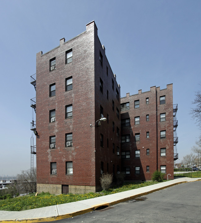 1627 Jf Kennedy Blvd W in North Bergen, NJ - Foto de edificio - Building Photo