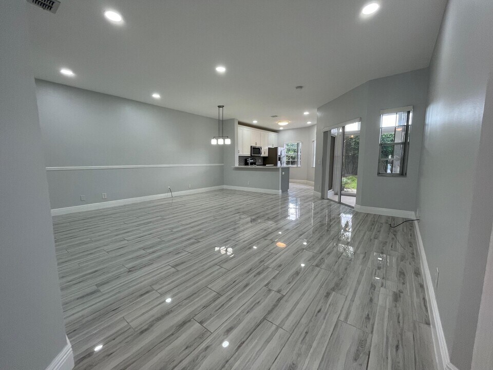 6526 Via Regina in Boca Raton, FL - Building Photo