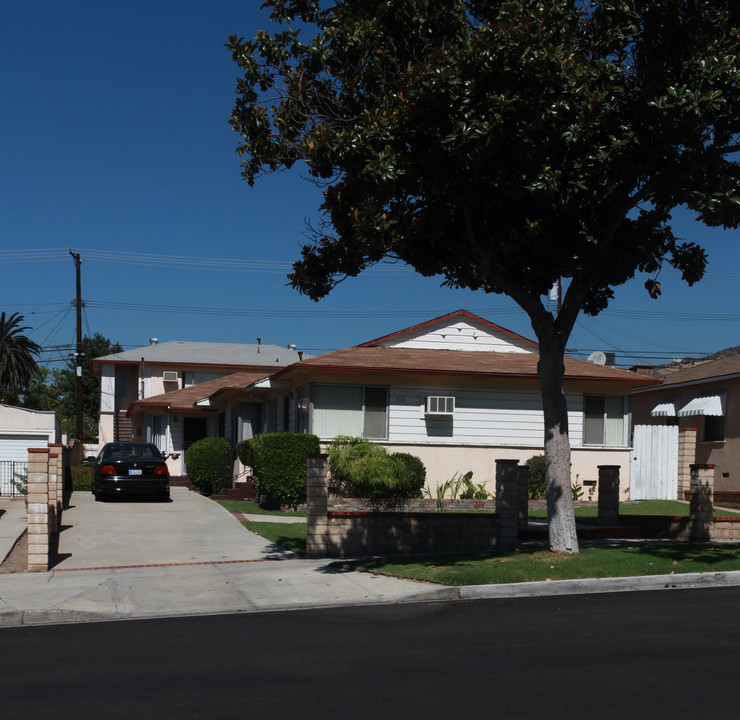 715 E Orange Grove Ave in Burbank, CA - Building Photo