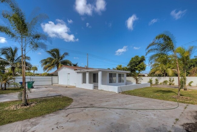 160 NW 199th St in Miami, FL - Foto de edificio - Building Photo