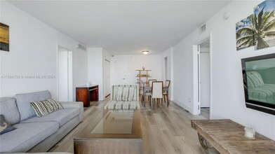 5161 Collins Ave, Unit 1404 in Miami Beach, FL - Building Photo - Building Photo