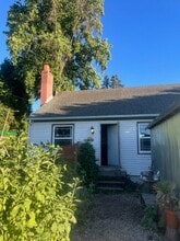 8950 NE Emerson St in Portland, OR - Foto de edificio - Building Photo