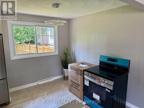 3223 Dorchester Rd in Niagara Falls, ON - Building Photo - Building Photo