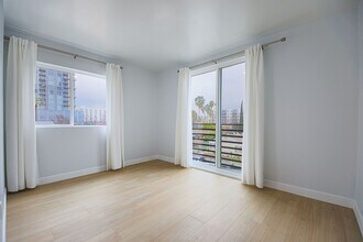11435 Cumpston St-Unit -11435 Cumpston St. 301 in Los Angeles, CA - Foto de edificio - Building Photo