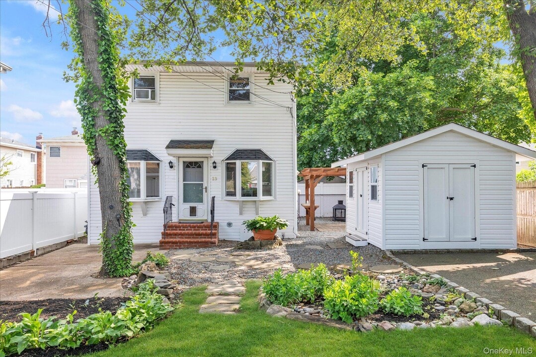 13 7th St in Bayville, NY - Building Photo