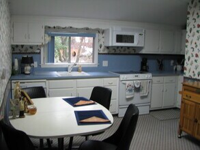 2363 Mount Carmel Ave, Unit 2 in Glenside, PA - Foto de edificio - Building Photo