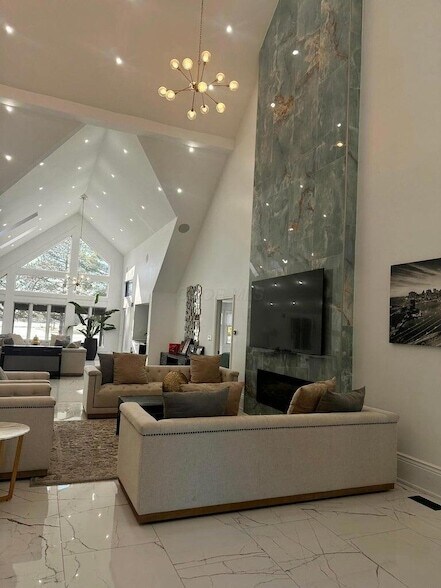 8661 Craigston Ct in Dublin, OH - Foto de edificio
