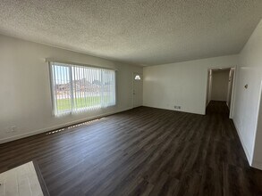 8146 Chino Ave in Ontario, CA - Foto de edificio - Building Photo