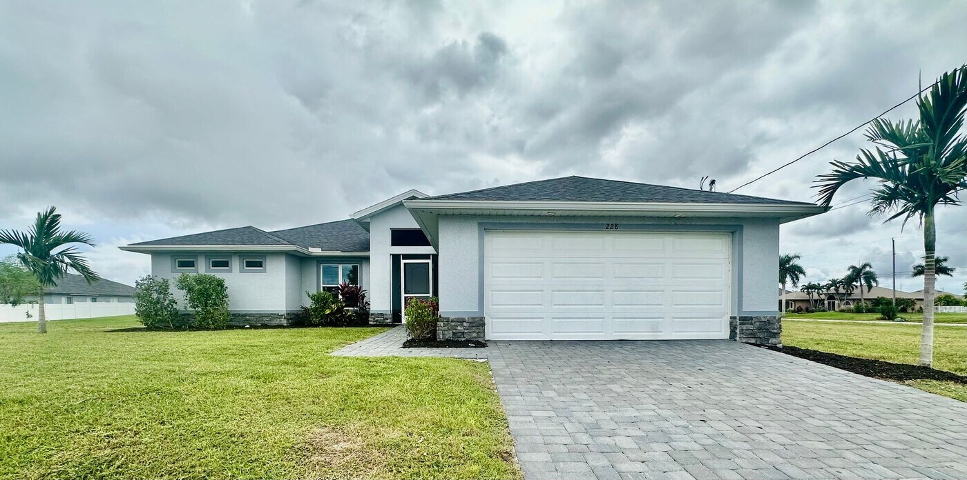 228 NW 10th St in Cape Coral, FL - Building Photo