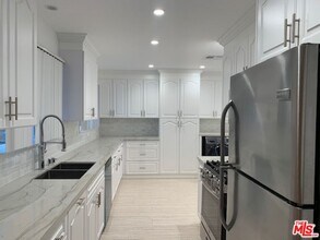 6043 S Garth Ave in Los Angeles, CA - Building Photo - Building Photo
