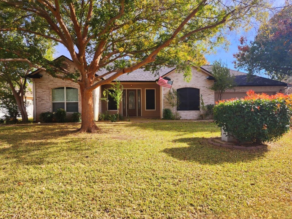 87 Firestone Pl in Meadowlakes, TX - Building Photo