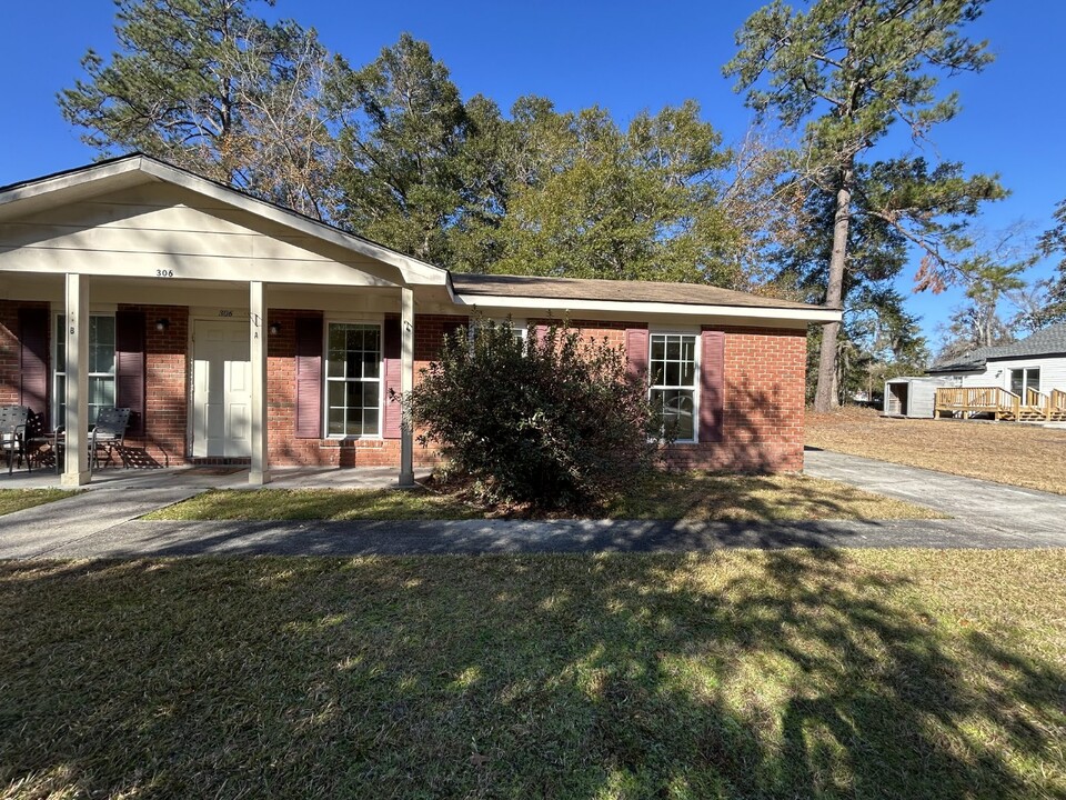 306 Ashmore St in Hinesville, GA - Building Photo