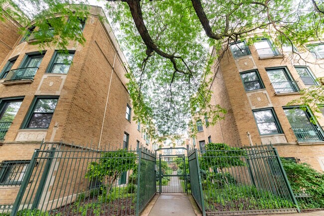 7025 N Sheridan Rd in Chicago, IL - Building Photo - Building Photo